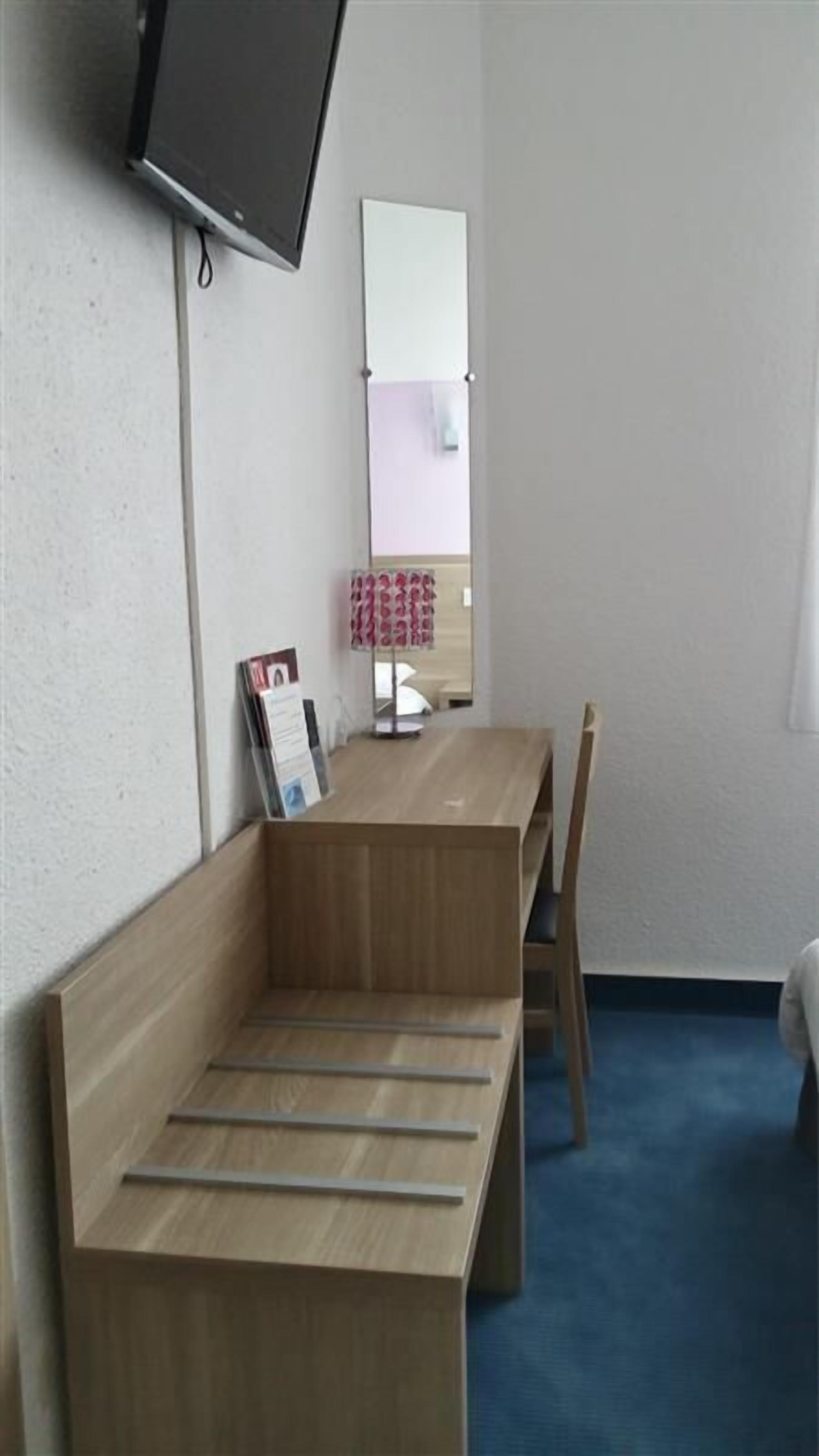 desk, laptop workspace, soundproofing, free wifi