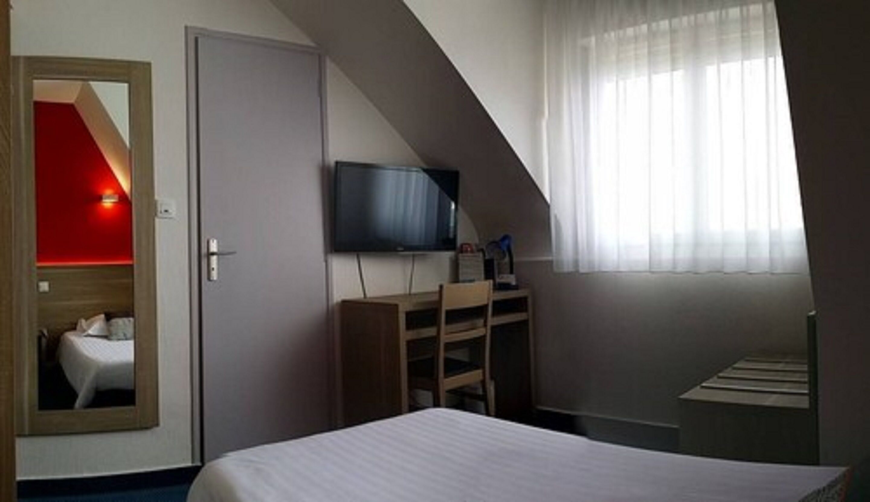 single room | desk, laptop workspace, soundproofing, free wifi