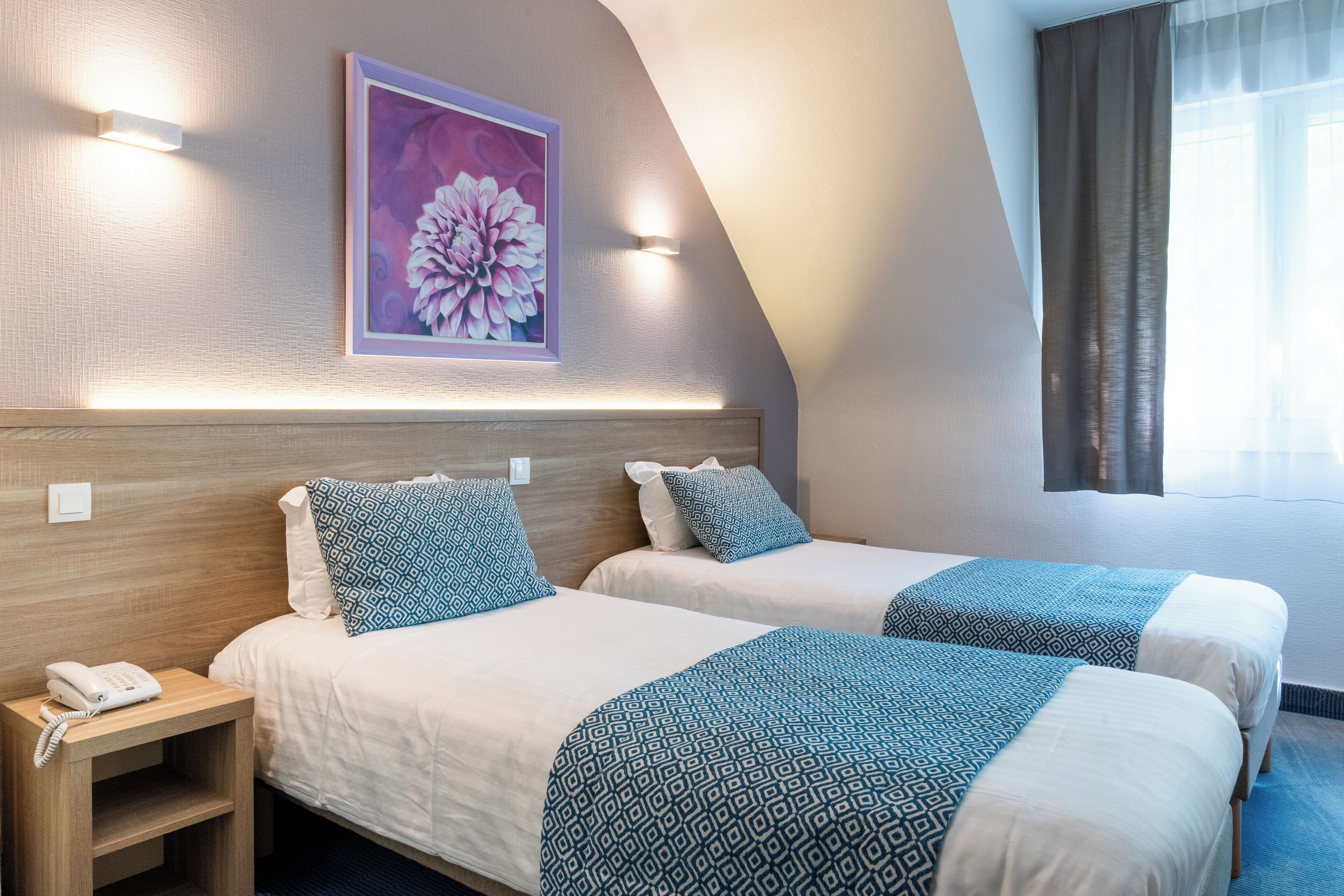 Twin kamer | Een bureau, een laptopwerkplek, geluiddichte muren, gratis wifi