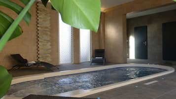 Bathtub spa indoor