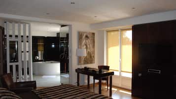 Suite | Meja kerja, kedap suara, Wi-Fi gratis, dan seprai linen