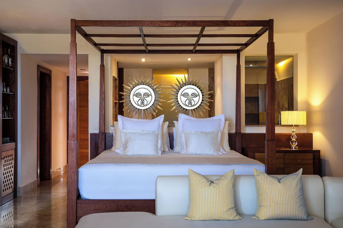 Premium bedding, down duvets, free minibar, in-room safe