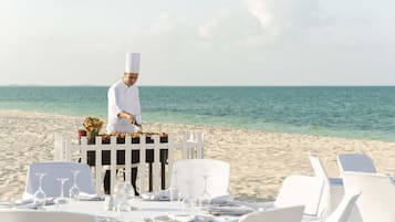 11 restaurants, breakfast, lunch, dinner served; international cuisine