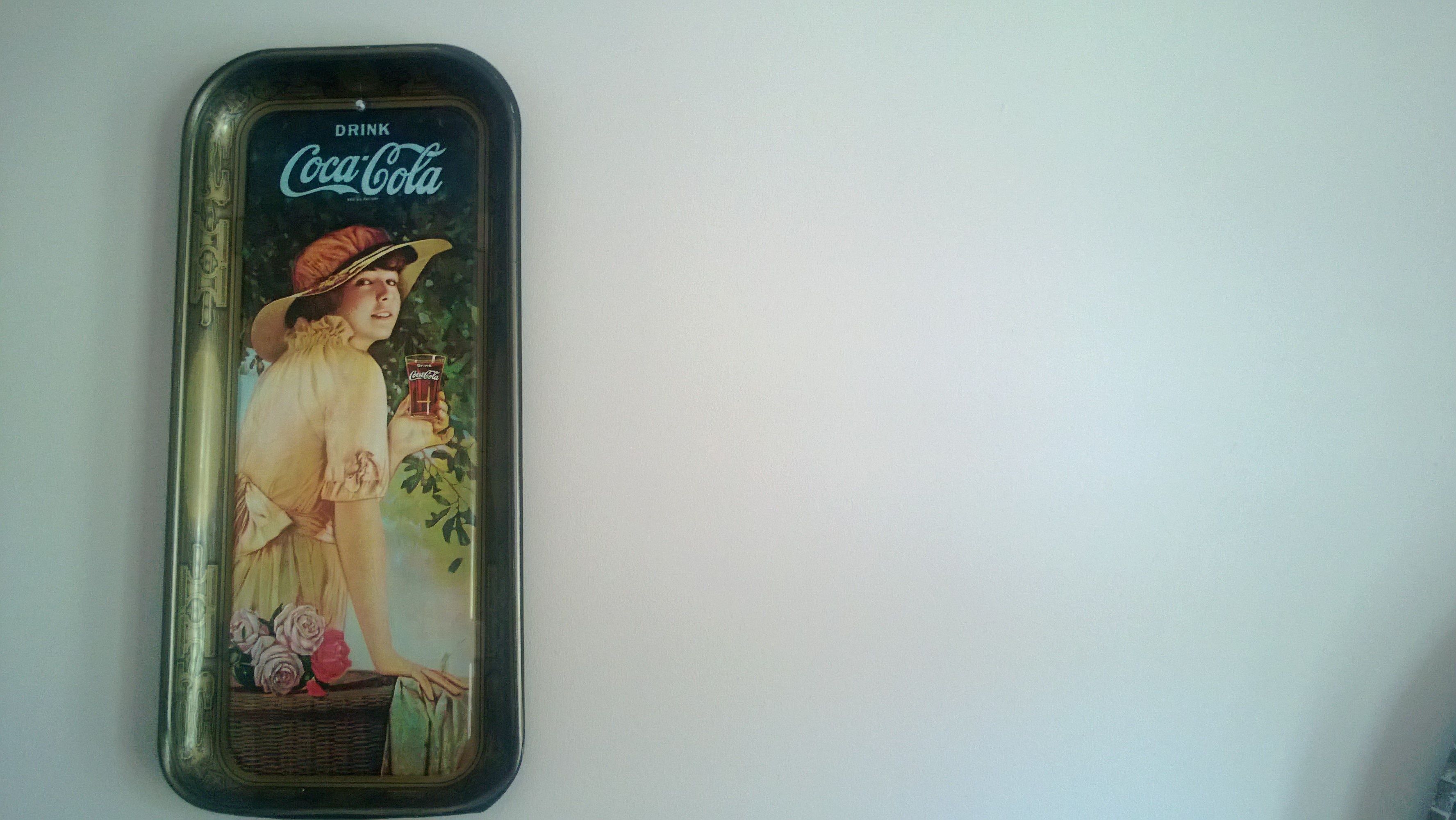 Uma lata da Coca-Cola numa parede.