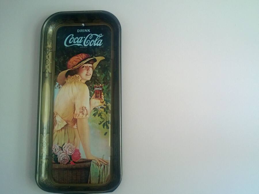 Uma lata da Coca-Cola numa parede.