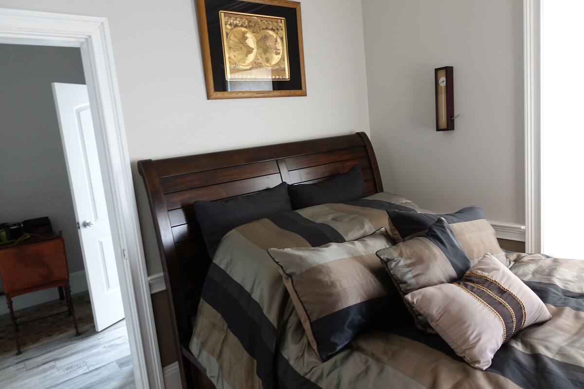 Anthony's Room | Iron/ironing board (on request), WiFi (free), individually decorated