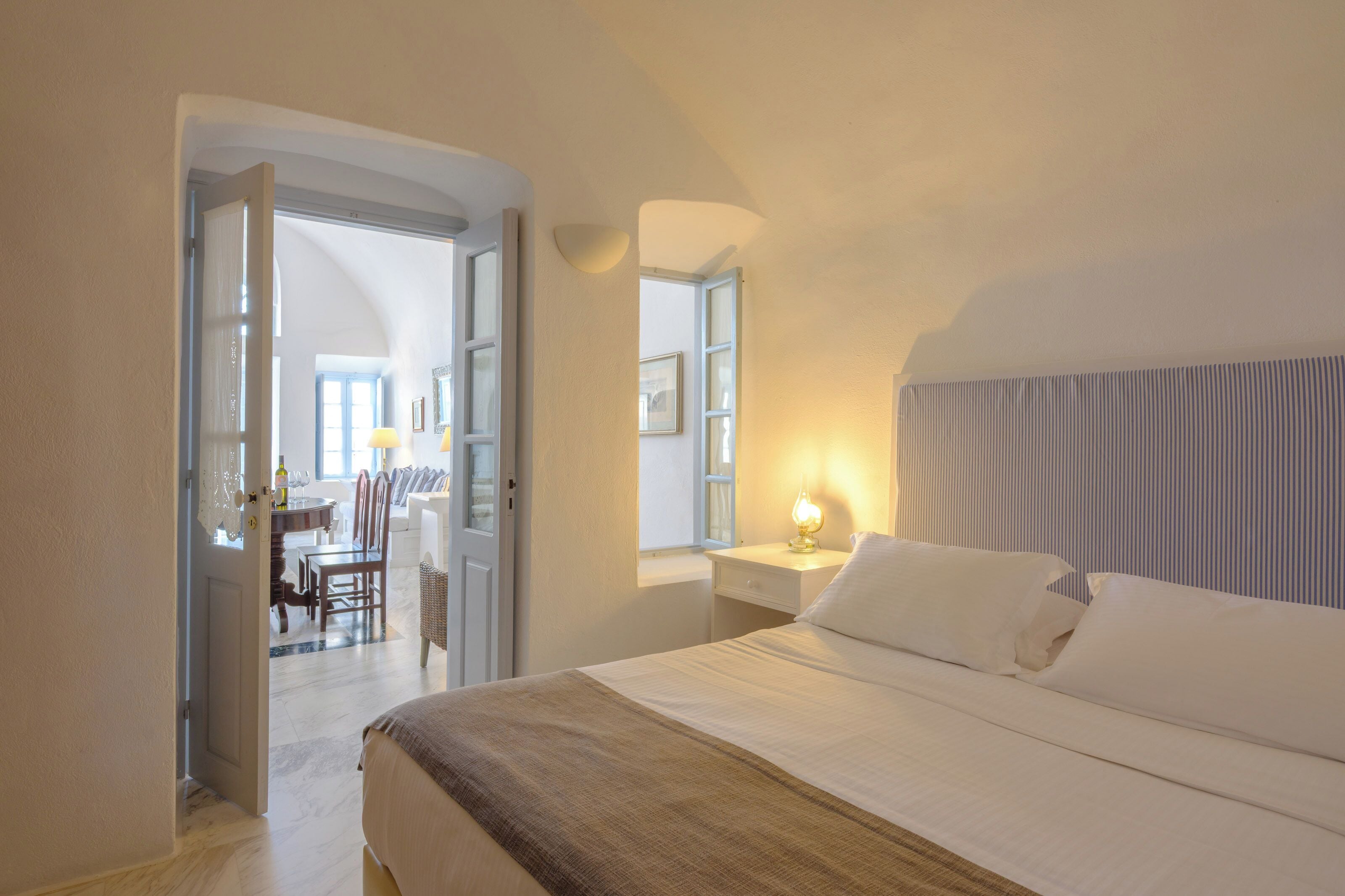 Authentic Santorinia Residence (Family) | 1 makuuhuone, ylelliset vuodevaatteet, untuvapeitot, minibaari