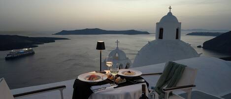 Se sirven desayunos y almuerzos; cocina mediterránea; junto a la piscina