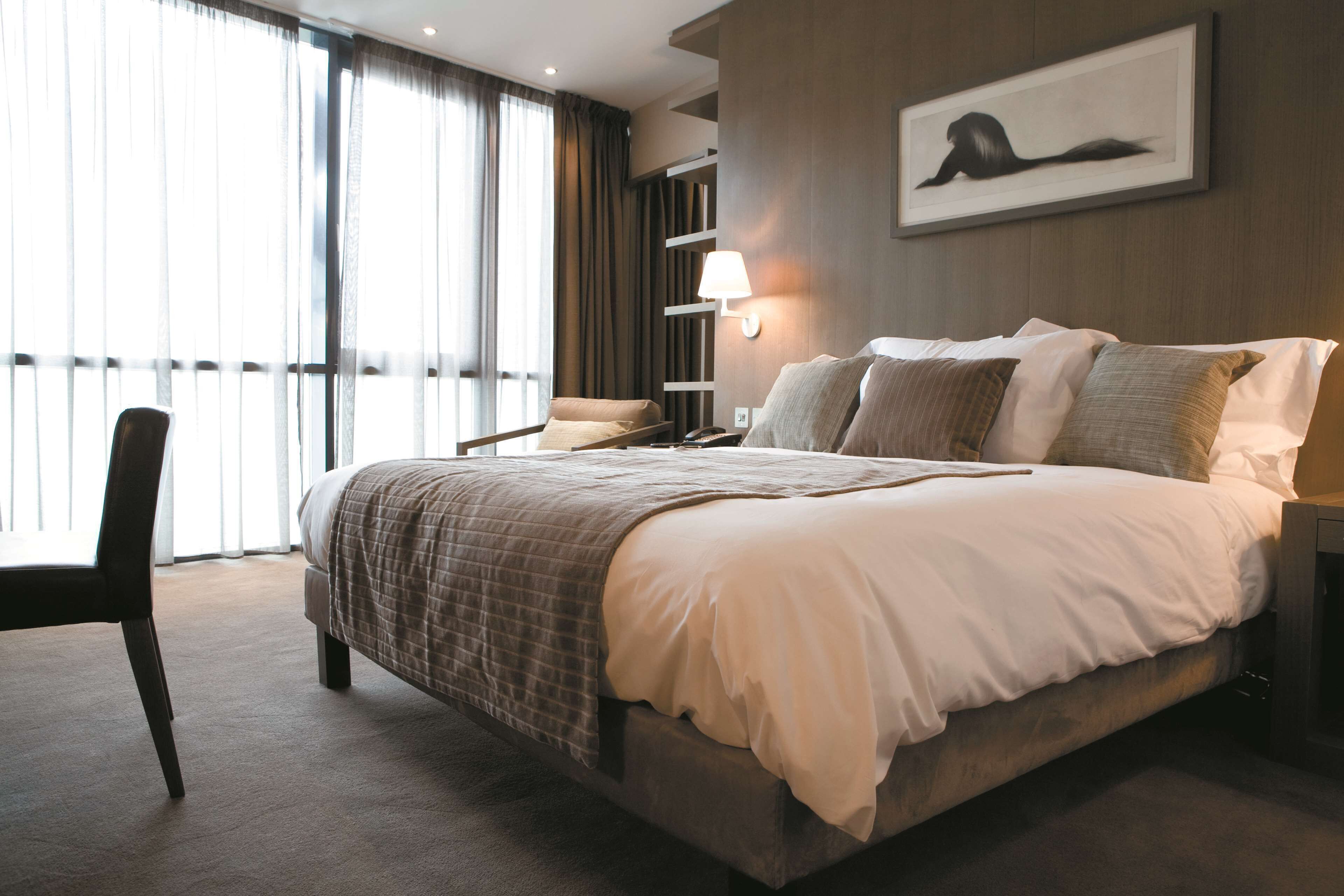 Hypo-allergenic bedding, minibar, in-room safe, desk