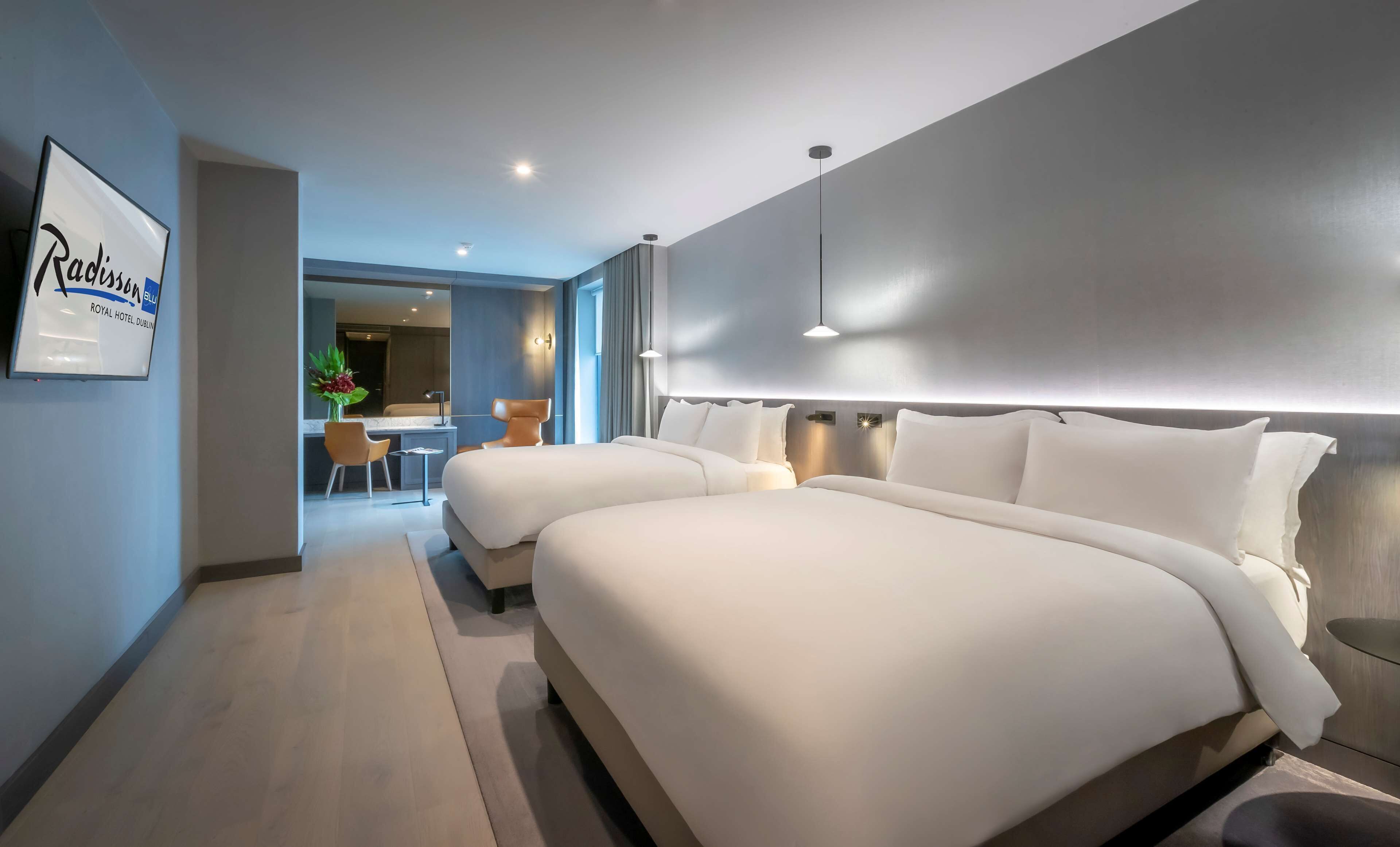 Hypo-allergenic bedding, minibar, in-room safe, desk