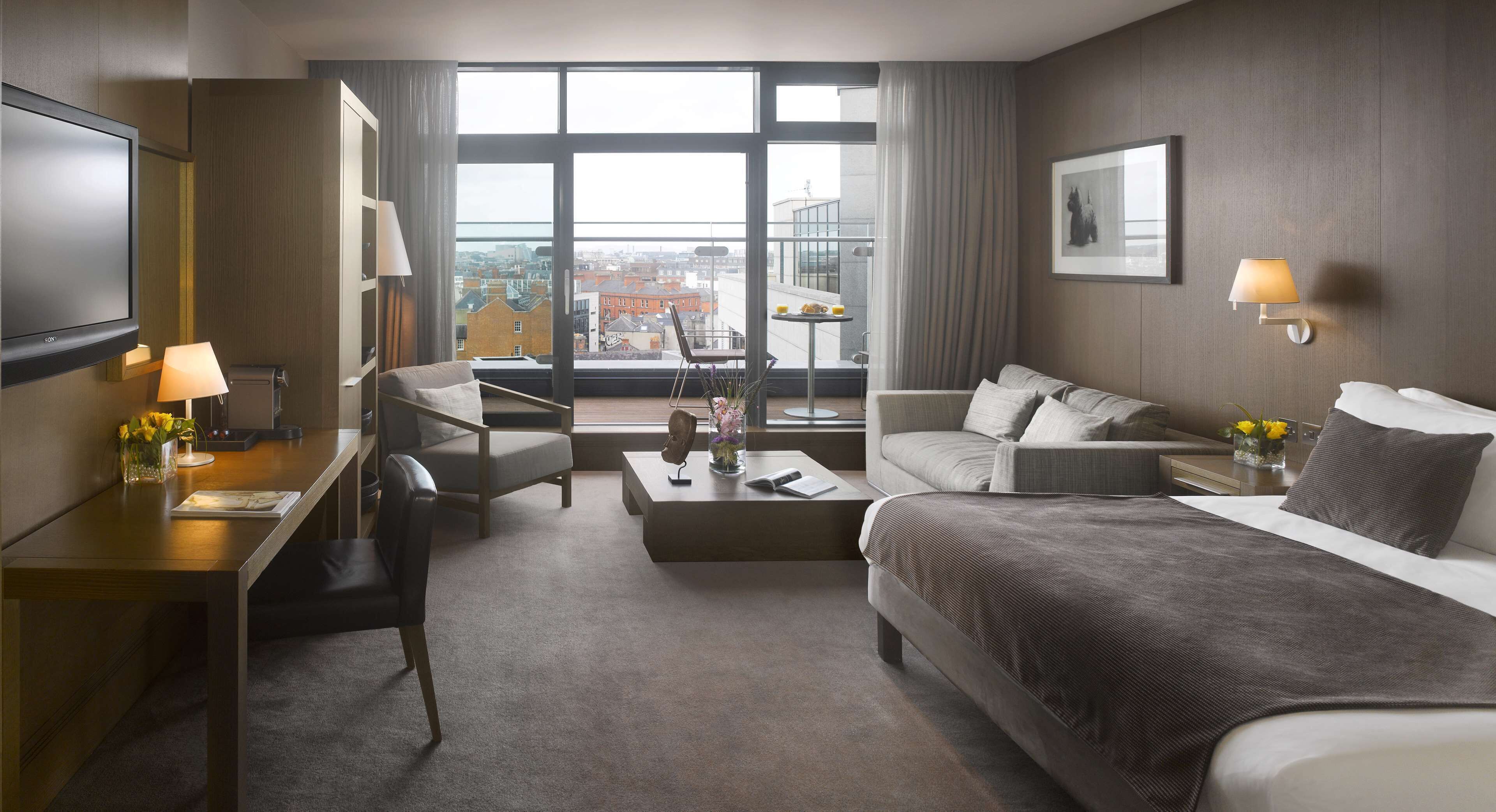 Hypo-allergenic bedding, minibar, in-room safe, desk