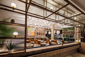 Breakfast and dinner served