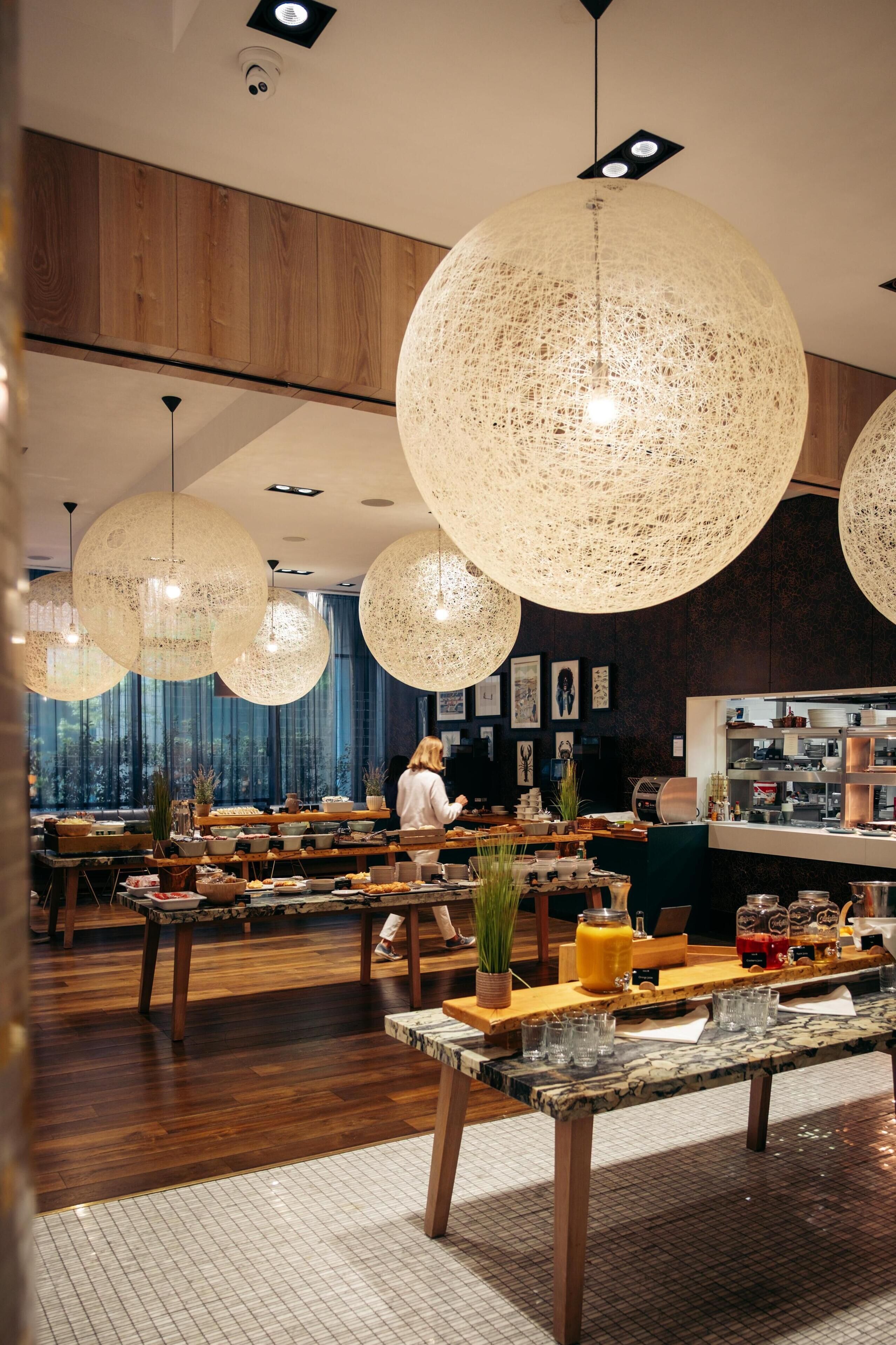 Päivittäinen täysi aamiainen (20 EUR per henkilö)