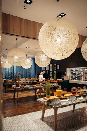 Tägliches großes Frühstück (20 EUR pro Person)