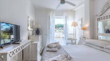 Classic Room, 1 Queen Bed, Balcony | 2 bedrooms, hypo-allergenic bedding, memory foam beds, minibar