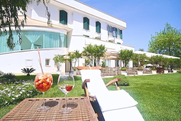 Sarapan, makan malam dihidangkan; masakan Mediterranean, taman