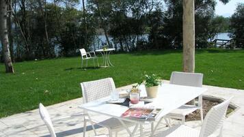 Petit déjeuner et dîner servis sur place, vue sur le jardin