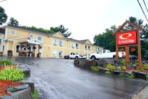 A yellow building with a sign reading "EconoLodge". - Econo Lodge (Huntsville)