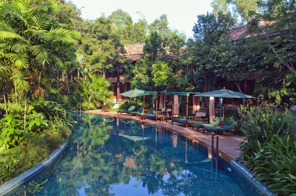 Outdoor pool - Angkor Village Resort & Spa (Siem Reap)