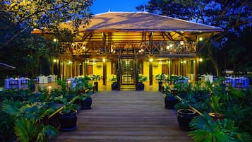 2 restaurantes, se sirven desayunos, comidas, cenas y cocina local