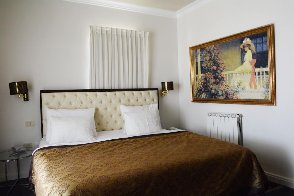 Minibar, in-room safe, desk, iron/ironing board (on request)