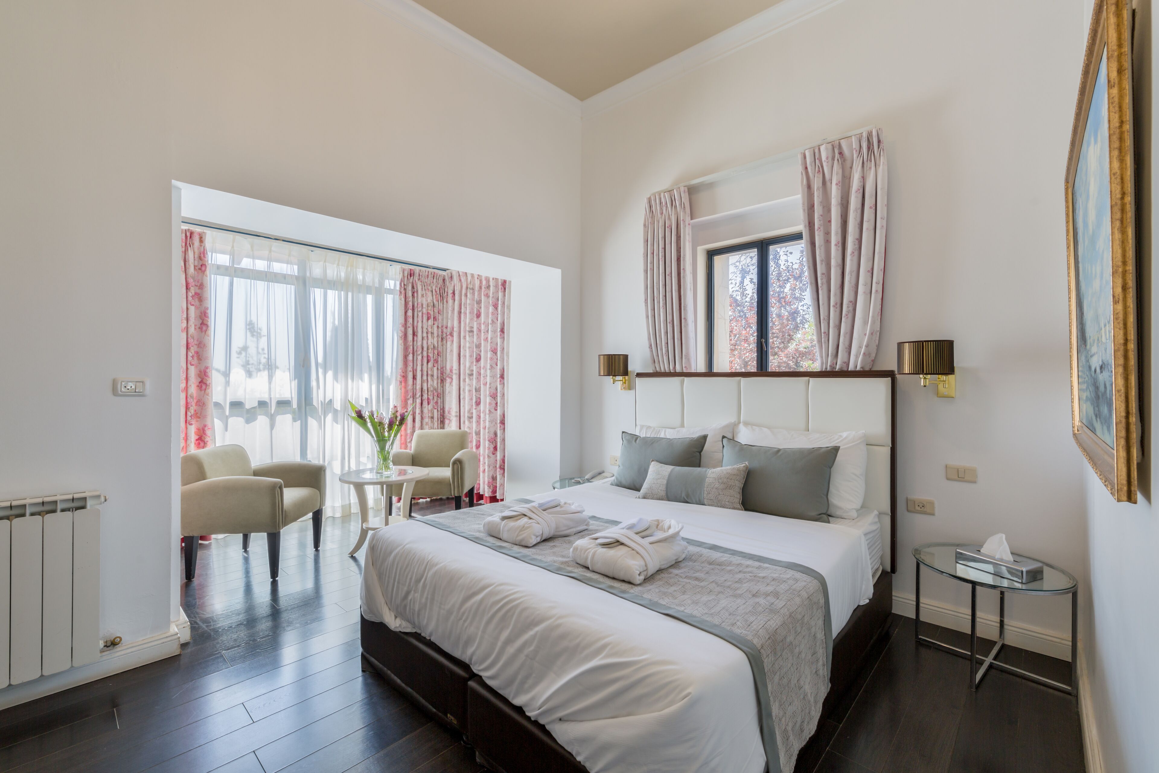 Minibar, una cassaforte in camera, una scrivania, ferro/asse da stiro