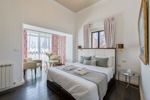 Minibar, safe på rommet, skrivebord og strykejern/-brett