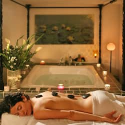 Salas de tratamiento para parejas, un sauna, una bañera de hidromasaje