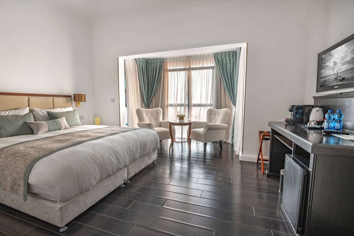 Deluxe Room | Minibar, in-room safe, desk, iron/ironing board (on request)