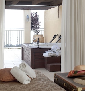 Penthouse | Jetted bathtub