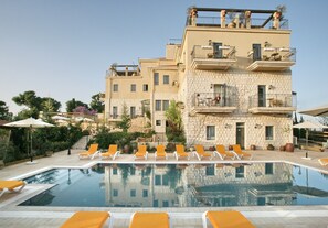 Außenpool (je nach Saison geöffnet), Sonnenschirme, Liegestühle