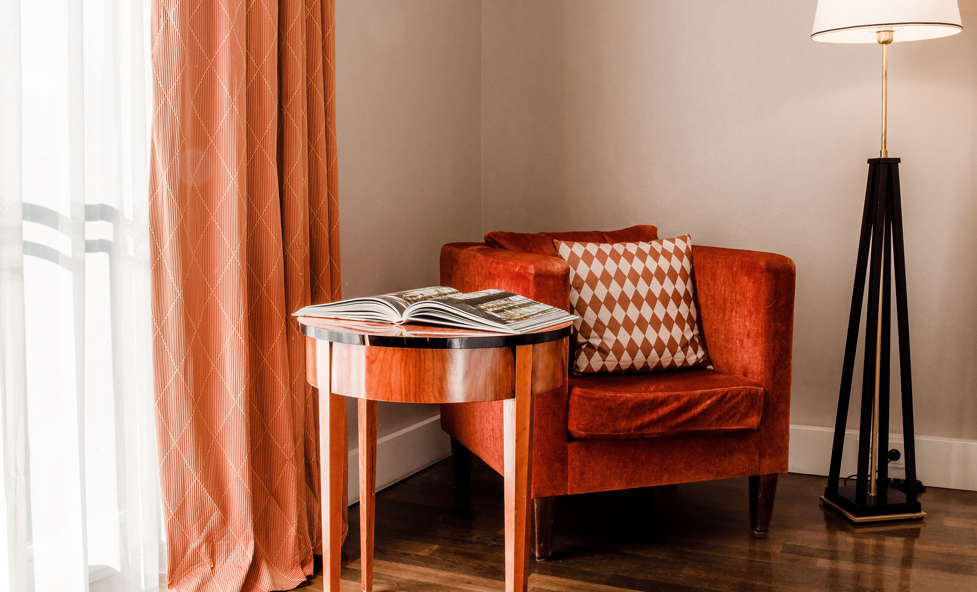 double room | minibar, in-room safe, individually decorated, individually furnished