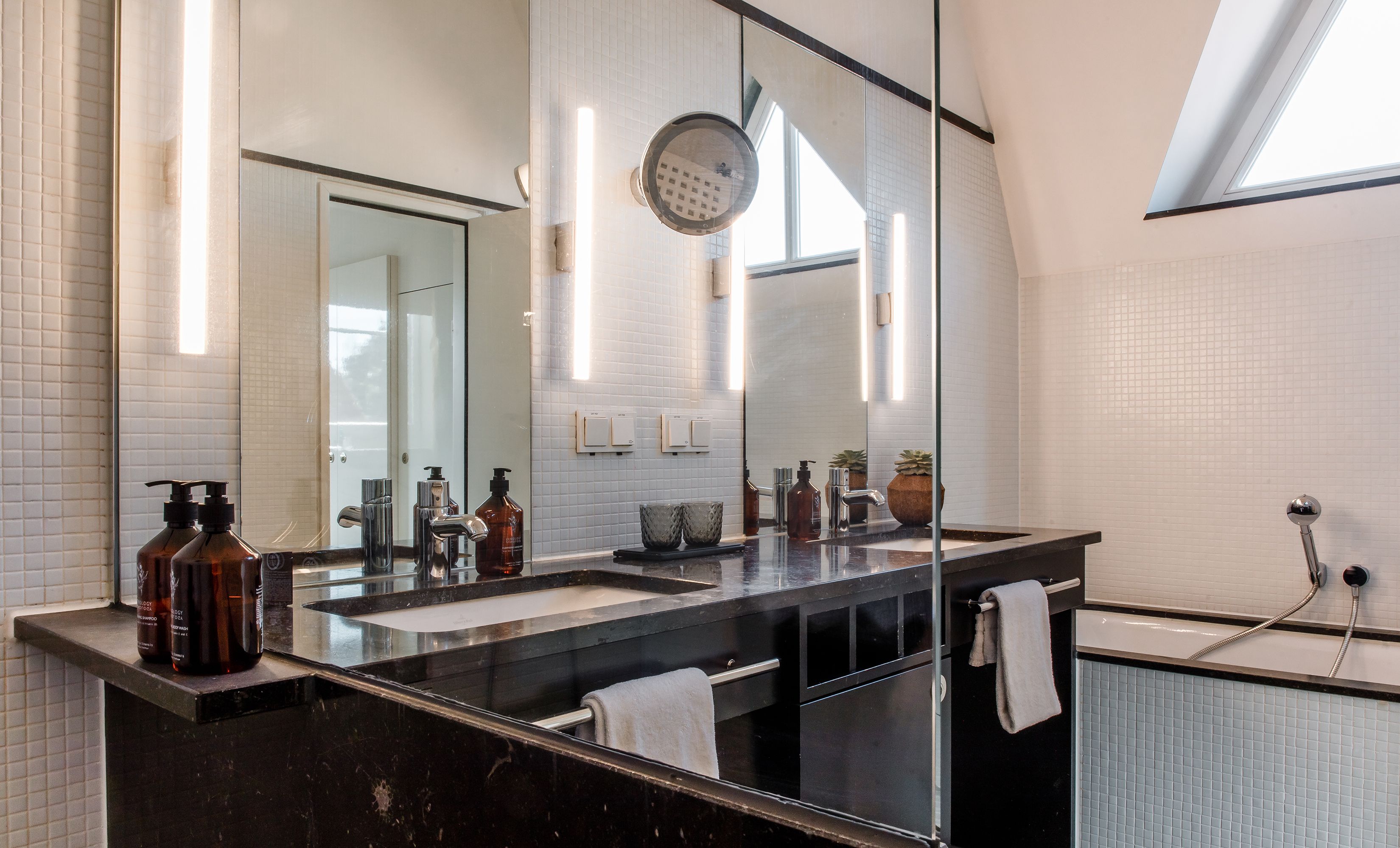 suite (marianne) | bathroom | combined shower/bathtub, designer toiletries, bathrobes, slippers