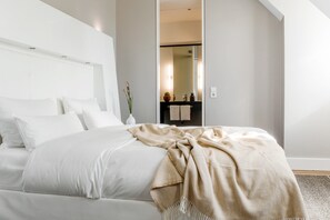 Suite (Johann Jakob) | Minibar, in-room safe, individually decorated, individually furnished - Hotel Gerbermühle (Frankfurt)