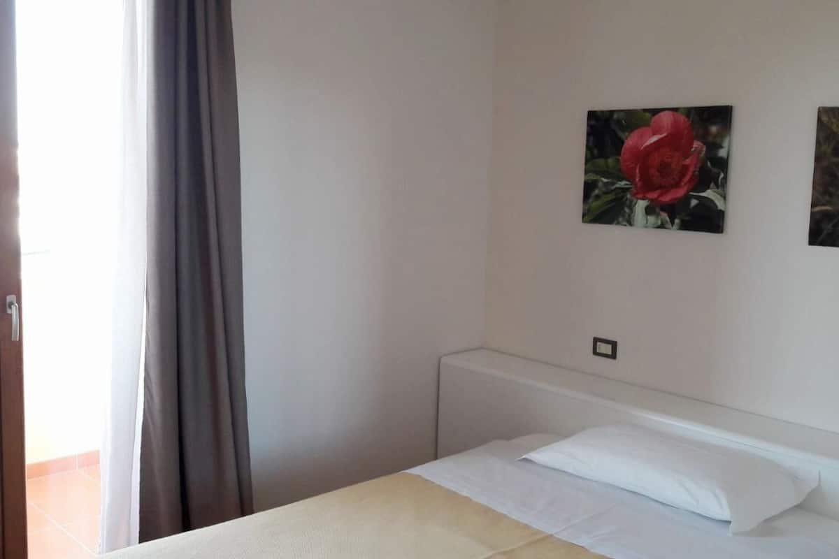 Classic Single Room | Minibar, in-room safe, desk, free WiFi