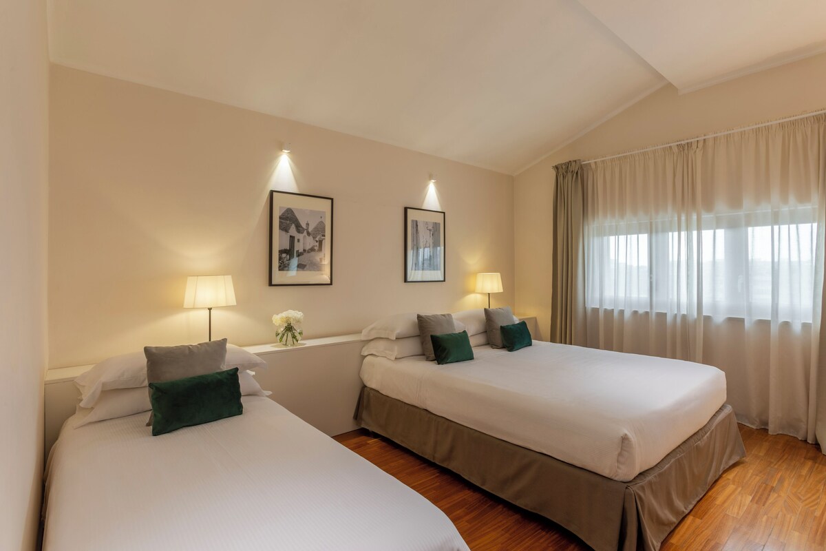 Habitación familiar | Minibar, escritorio, wifi gratis y ropa de cama