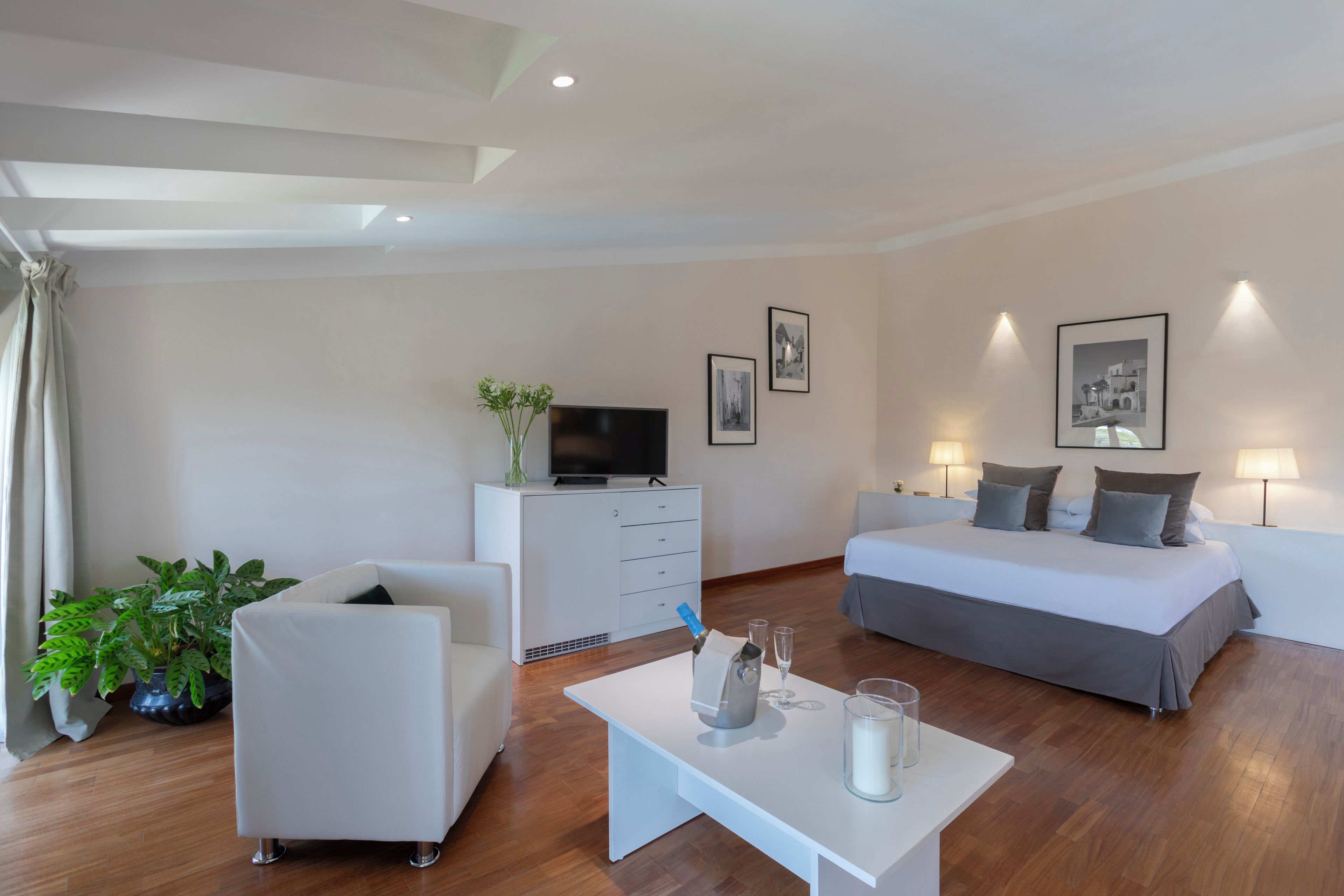 Premium Room | Minibar, desk, WiFi (free), bed sheets