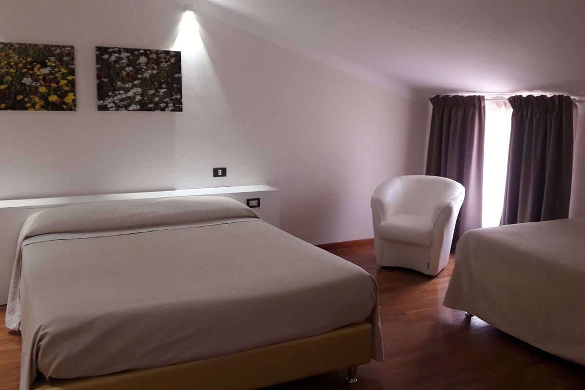 Chambre triple | Minibar, coffre-fort, bureau, accès au Wi-Fi (inclus)