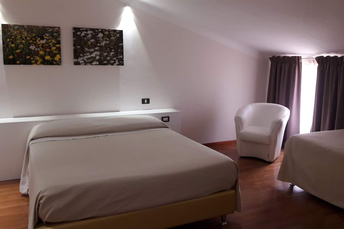 Minibar, in-room safe, desk, free WiFi