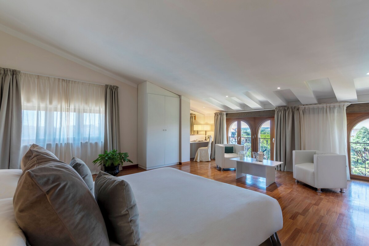Habitación Premium | Minibar, escritorio, wifi gratis y ropa de cama
