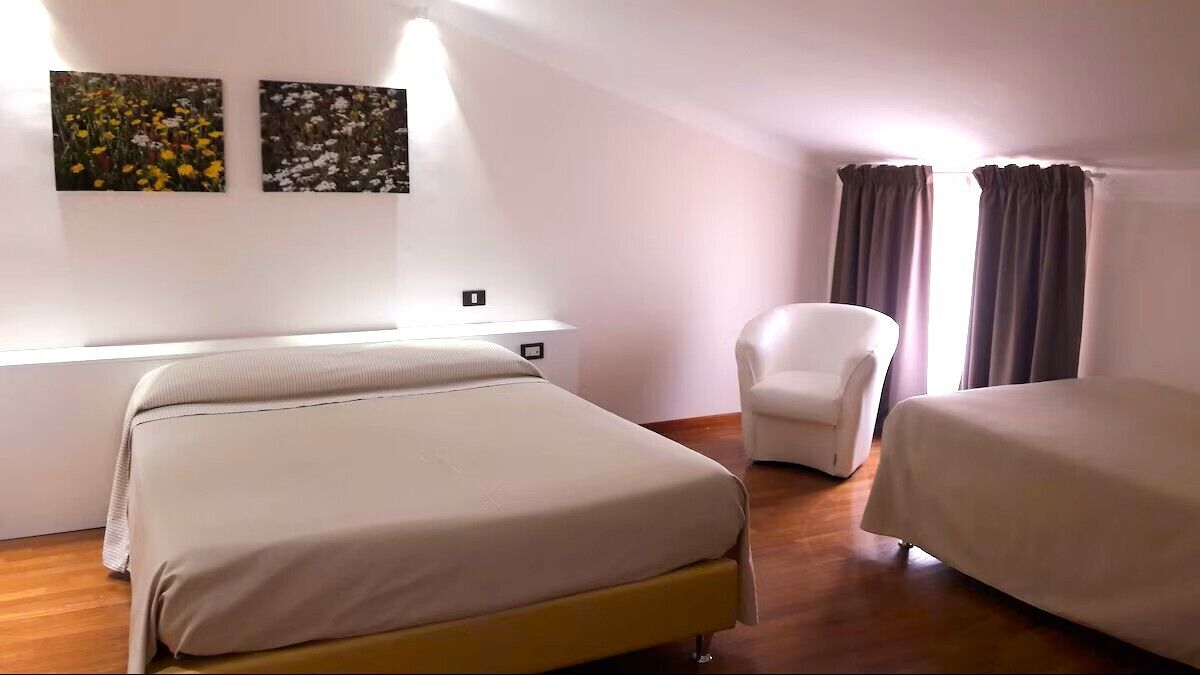 Triple Room | Minibar, in-room safe, desk, free WiFi