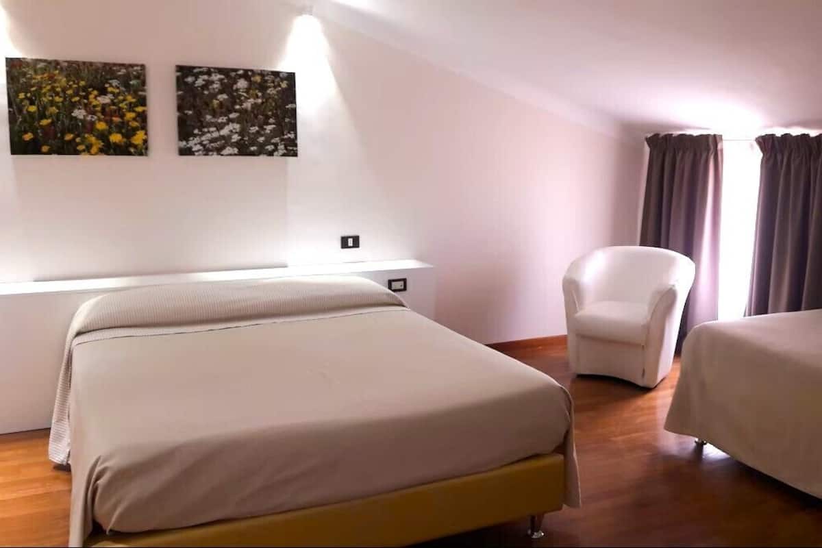 Triple Room | Minibar, in-room safe, desk, free WiFi