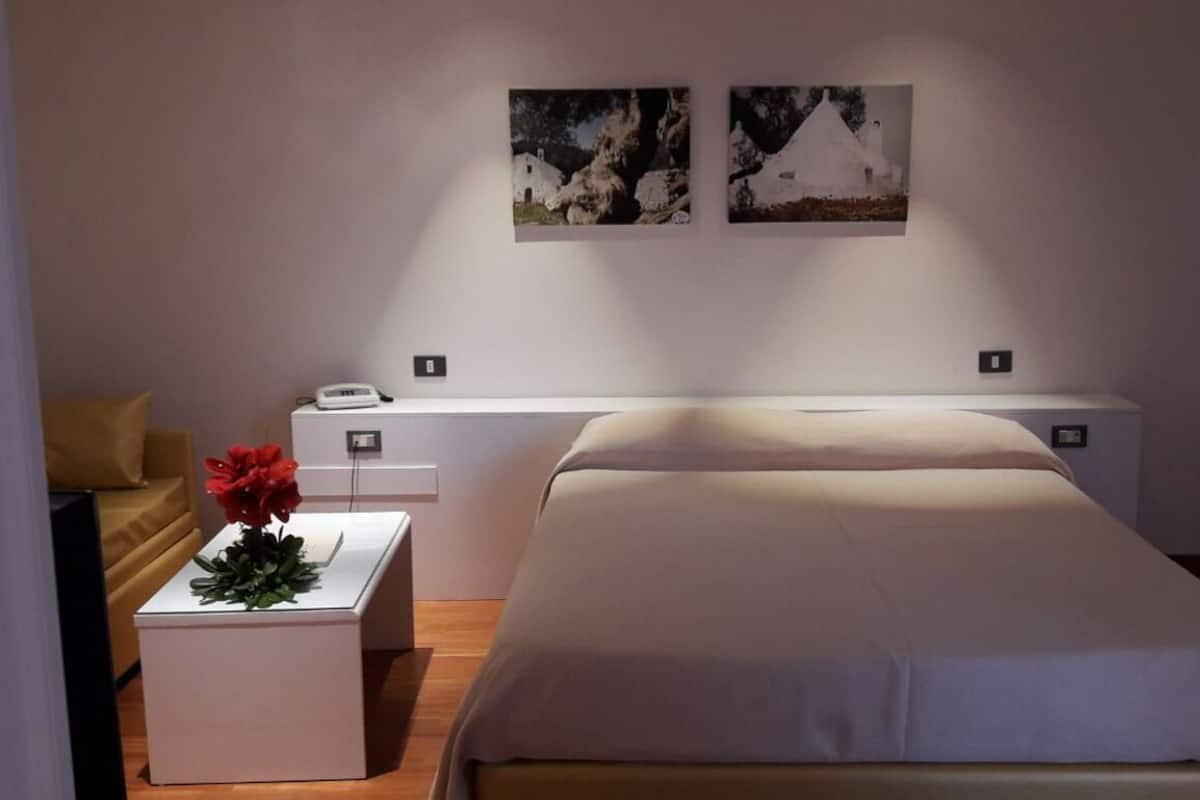 Habitación cuádruple | Minibar, caja de seguridad en la habitación, escritorio y wifi gratis