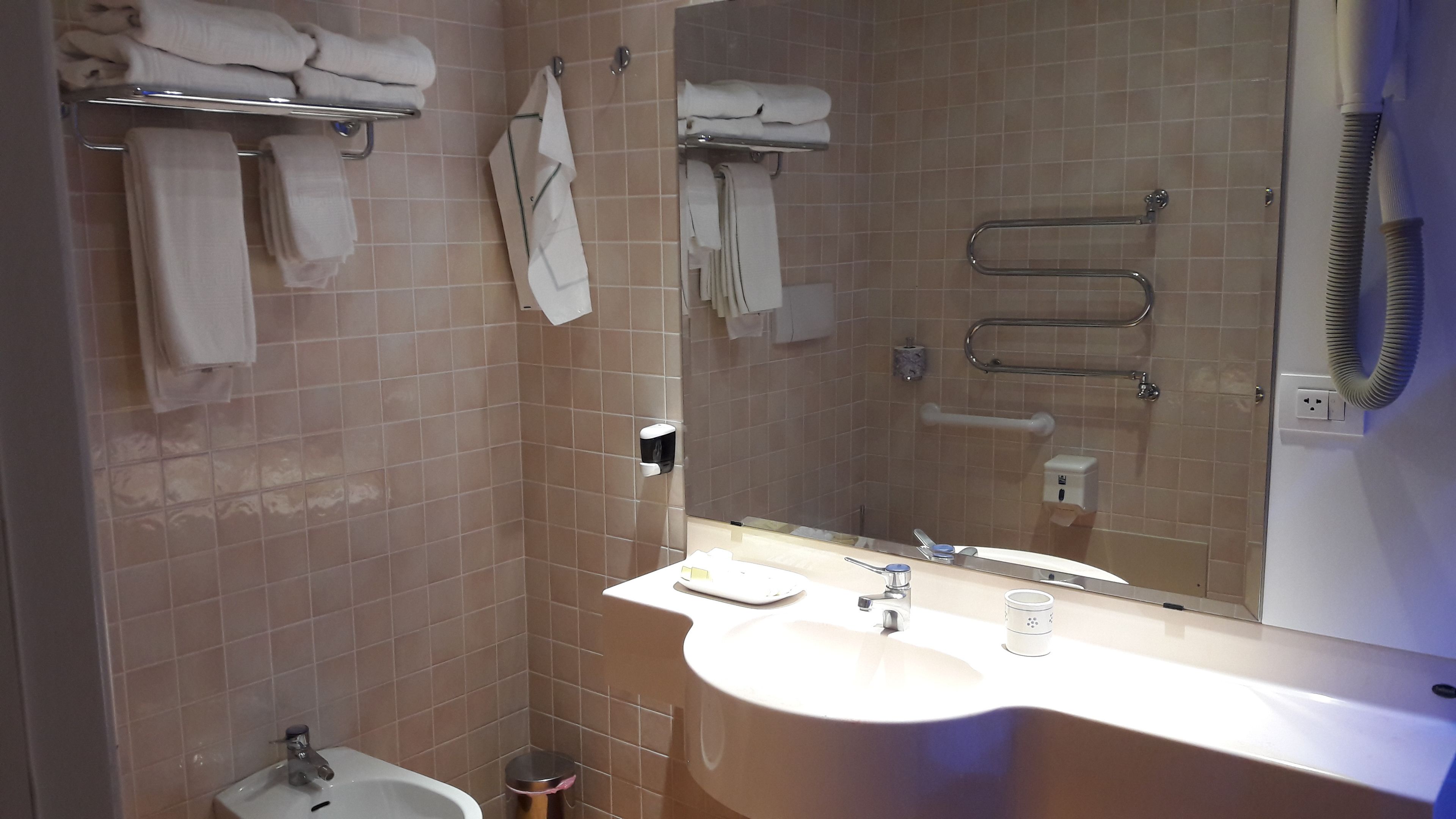 triple room | bathroom | shower, free toiletries, hair dryer, bathrobes