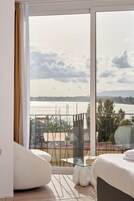 Habitación doble superior, balcón, vistas al mar | 1 dormitorio, ropa de cama de alta calidad, edredones de plumas