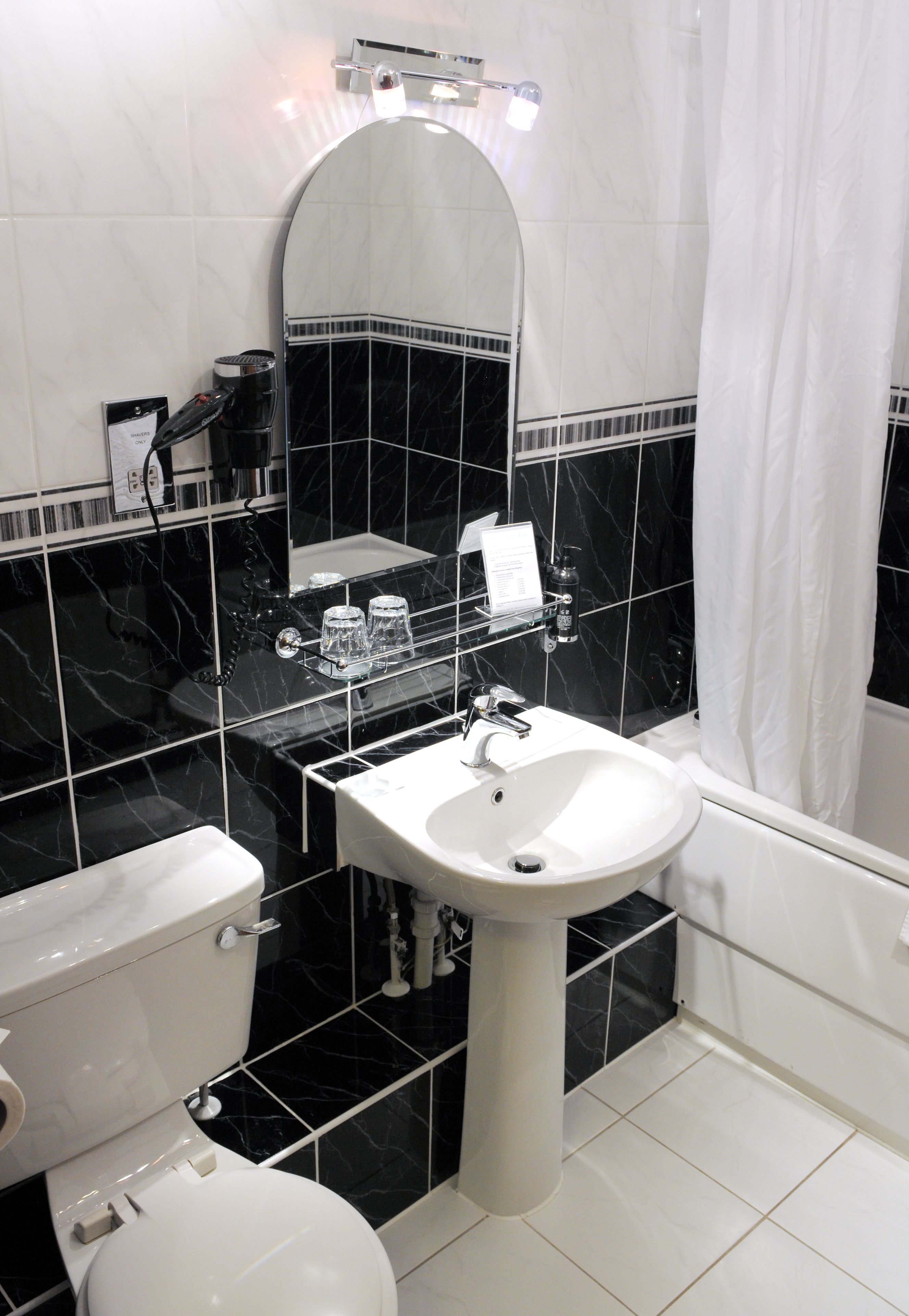 standard single room | bathroom | combined shower/bathtub, free toiletries, hair dryer, towels