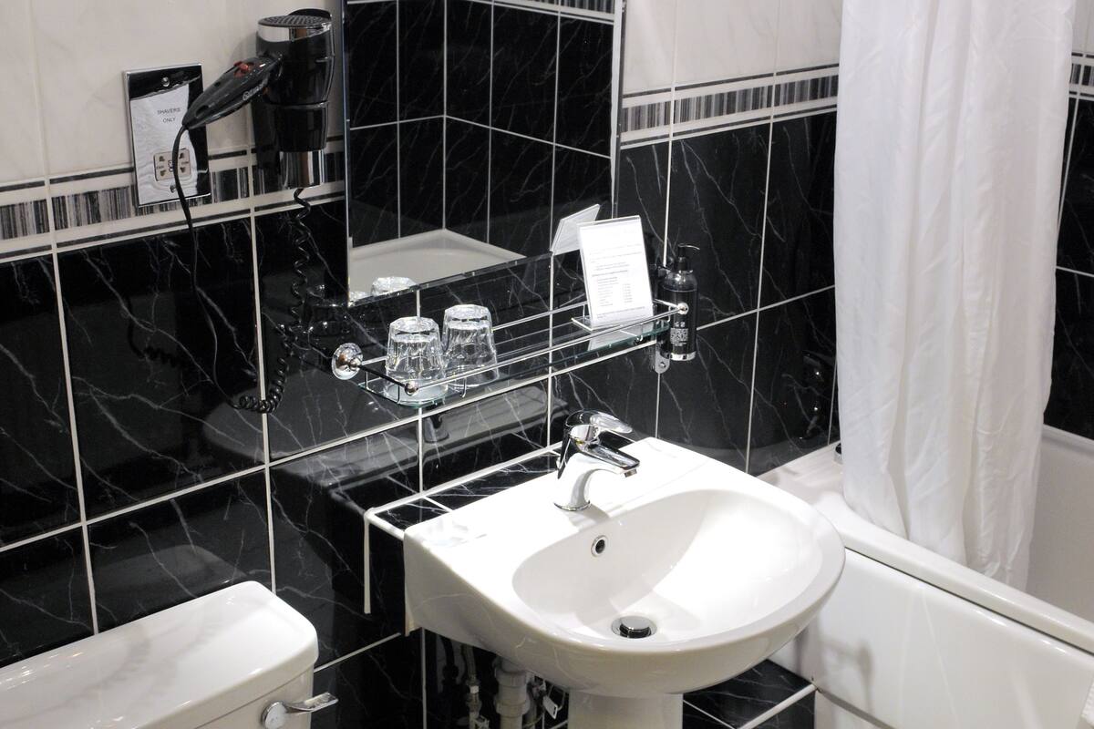 standard single room | bathroom | combined shower/bathtub, free toiletries, hair dryer, towels
