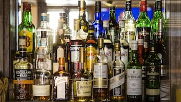 Variedad de botellas de licor exhibidas en una vitrina.