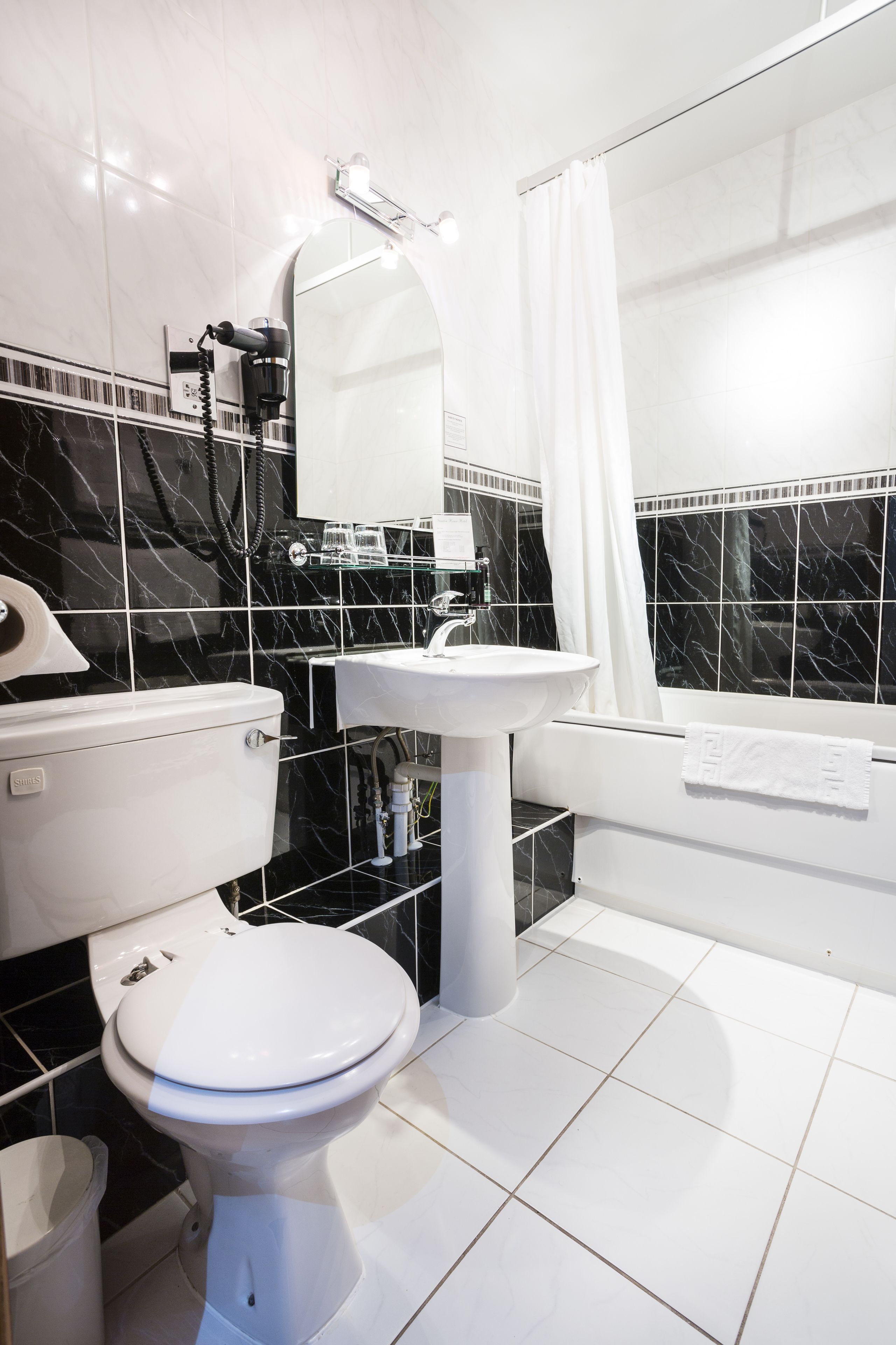 standard double room, 1 double bed | bathroom | combined shower/bathtub, free toiletries, hair dryer, towels