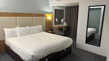 Habitación doble estándar, 1 cama matrimonial | Escritorio, tabla de planchar con plancha, wifi gratis y ropa de cama